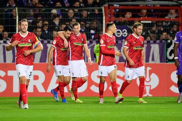 斯诺克世锦赛：中国双星16强战继续 赵心童两局领先丁俊晖