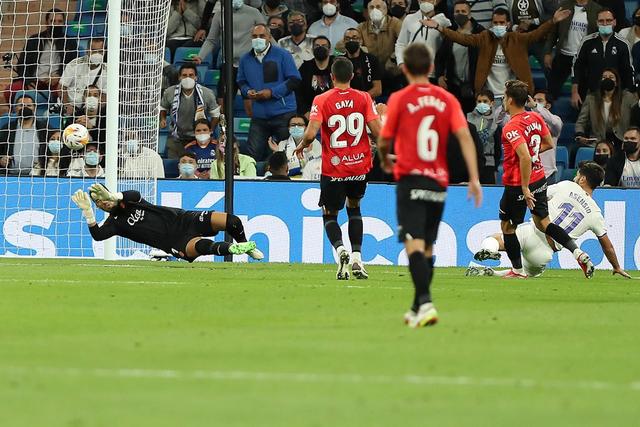 赵继伟24+10辽宁6人上双大胜深圳 总比分1-0